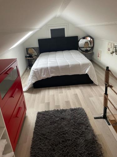- une chambre avec un grand lit et une commode rouge dans l'établissement House in Juan-les-Pins, Antibes, à Antibes