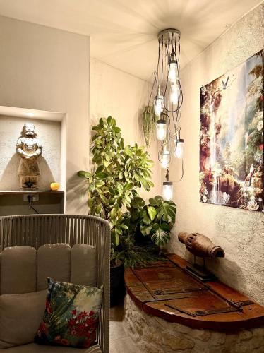 - un salon avec un canapé et un lustre dans l'établissement L'Oiseau Bleu PEACOCK, à Roubia