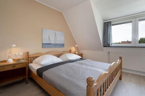 Un dormitorio con una cama grande y una ventana. en Möwenschrei, en Dahme