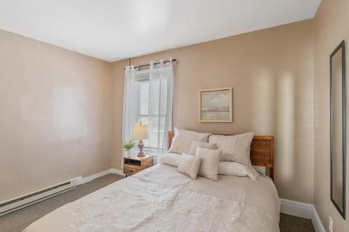 a bedroom with a large bed and a window at Cozy 2BR Near Destiny USA, Syracuse Uni,Zoo & Dtwn in Syracuse