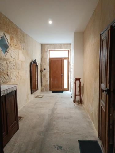 an empty hallway with a door in a building at Dans maison de maître, appartement indépendant. in Montfrin