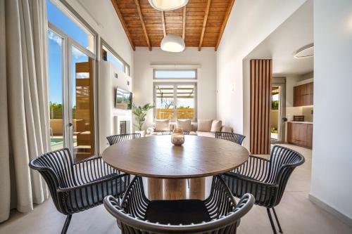 a dining room with a table and chairs at Casa Elegante in Pigi