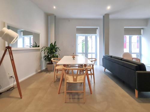 a living room with a table and chairs and a couch at Lesplanade By Wynwood House in Panama City