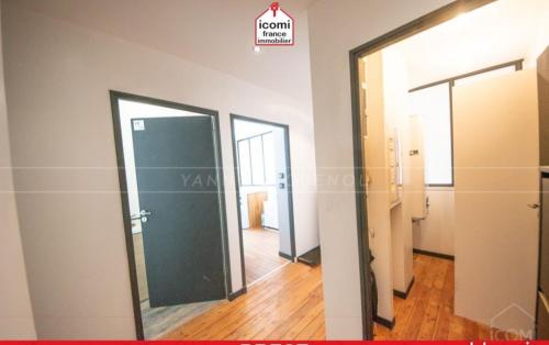 une pièce vide avec deux miroirs et une porte dans l'établissement Spacious apartment Brest Centre, à Brest