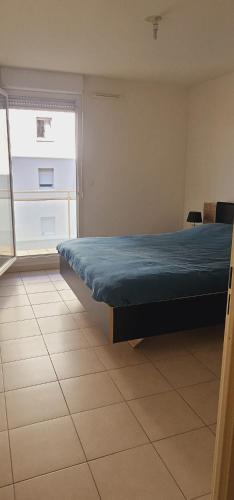 - une chambre avec un lit doté d'une couverture bleue dans l'établissement Palais Omnisports, appart 4 personnes lumineux avec terrasse, à Marseille