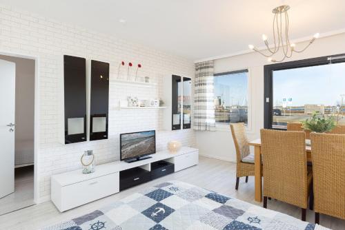 - une chambre avec une table à manger et une télévision dans l'établissement Strandhafer 1 Utkiekerblick, à Burgtiefe auf Fehmarn 