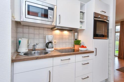 Kuchyň nebo kuchyňský kout v ubytování Ferienwohnung Ostseebutt mit Terrasse im Kaiserhof 2