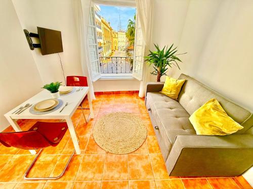 a living room with a couch and a table at Centro apartamento 2-B in Huelva