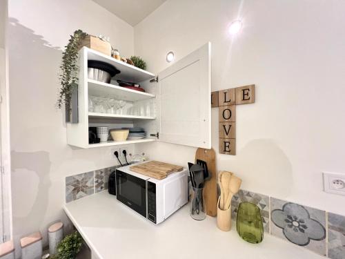 une cuisine avec un four micro-ondes sur un comptoir dans l'établissement Studio - Le Petit Baquis - City Center, à Nice
