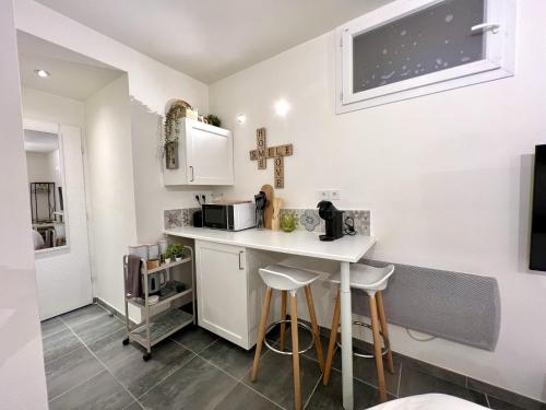 une petite cuisine avec un comptoir et un micro-ondes dans l'établissement Studio - Le Petit Baquis - City Center, à Nice
