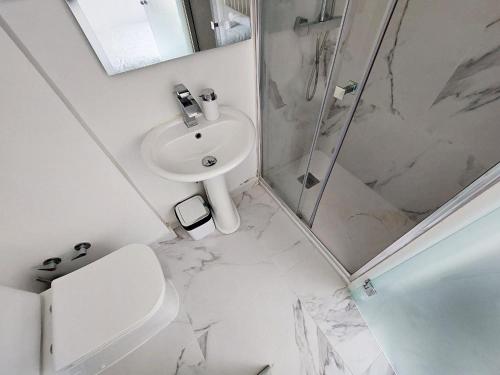 a bathroom with a sink and a shower and a toilet at Casa El Viso in Madrid