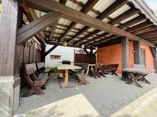 a wooden pergola with a table and chairs on a patio at Seebachstuben - gemütliche Mehrzimmerapartments in Dechsendorf in Erlangen