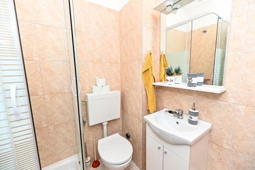 une salle de bains avec douche, toilettes et lavabo dans l'établissement Apartment Olivia, à Zadar