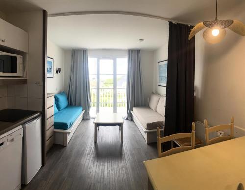 un salon avec un canapé et une table dans l'établissement Port du Crouesty Cap'Océan - maeva Home - Appartement 2 Pièces 5 Personnes - Confort MAE-0303, à Arzon