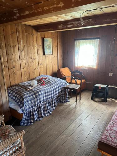 a bedroom with a bed in a wooden room at Chalupa v Cíšařským in Golčŭv Jeníkov