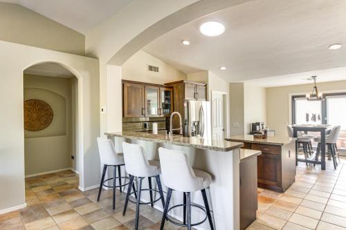 Η κουζίνα ή μικρή κουζίνα στο Newly Renovated Home with Pool Access in Tucson!