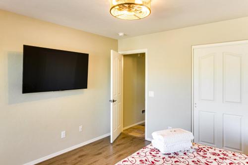Μια τηλεόραση ή/και κέντρο ψυχαγωγίας στο Newly Renovated Home with Pool Access in Tucson!