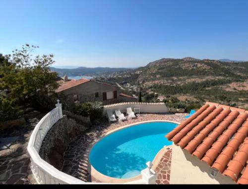 Elle offre une vue sur une piscine et une maison. dans l'établissement Villa Anthea, à La Celle-sous-Gouzon