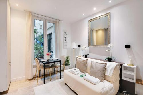 un salon avec un canapé et une table dans l'établissement Flexliving - studio - Montreuil, à Paris