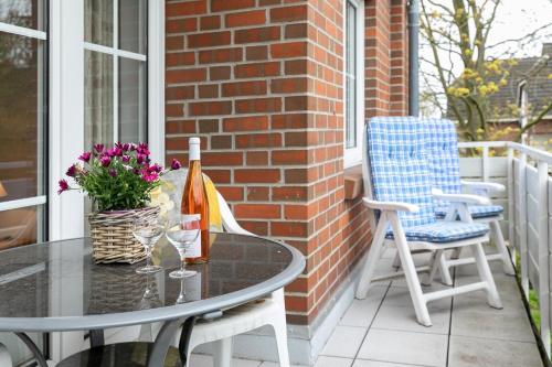 a patio with a table and chairs on a porch at Seepark Störtebekers Nest in Scharbeutz