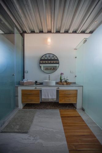 a bathroom with a sink and a mirror at 3 deptos en el mismo lugar: Penthouse con doble altura y magnífica arquitectura, Loft con cocina integral y Departamento en planta baja con patio. in San Miguel de Allende