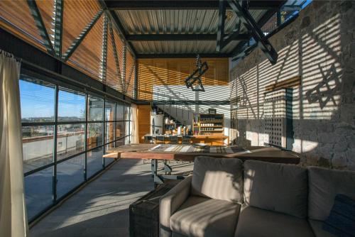 Ruang duduk di 3 deptos en el mismo lugar: Penthouse con doble altura y magnífica arquitectura, Loft con cocina integral y Departamento en planta baja con patio.