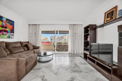 LetsMarbella - Grand 3BR Corner APT - Marina Banus