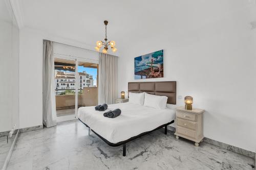 LetsMarbella - Grand 3BR Corner APT - Marina Banus