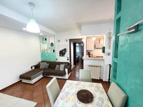 una sala de estar con un sofá y una mesa en Karol Beach House, en Santa Marinella