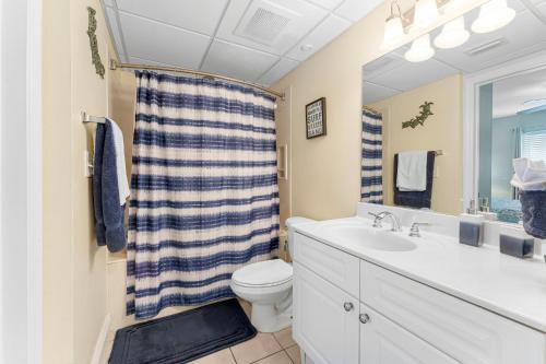 Et badeværelse på Goin Coastal Emerald Beach Unit 729