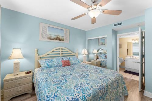 En eller flere senge i et værelse på Goin Coastal Emerald Beach Unit 729