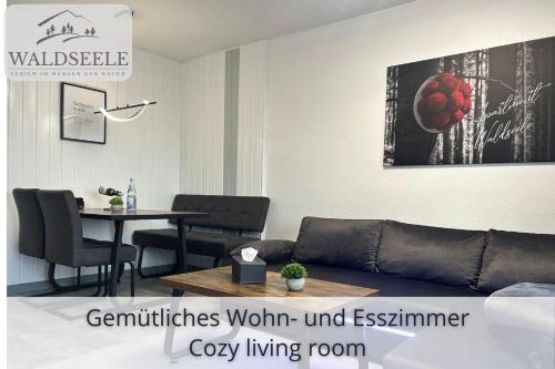 Ruang duduk di NEU Exklusives Apartment Waldseele mit Indoor-Pool, Sauna, top Lage und Ausblick in die Natur, Hunde willkommen