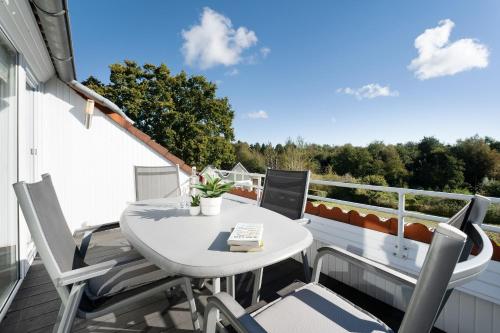 a patio with a table and chairs on a balcony at Golfresidenz Ostseebude in Grömitz
