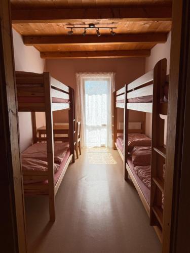 Una cama o camas en una habitación de Ubytování Samba