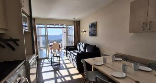 un salon avec un canapé et une table dans une pièce dans l'établissement Appartement 2 chambres Cap Estérel vue mer, à Agay