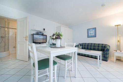 a kitchen and living room with a table and chairs at Seepferdchen Bargen in Hansaland