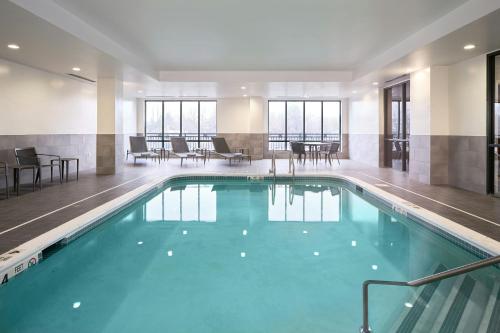 La alberca dentro o cerca de Courtyard by Marriott Saratoga Springs