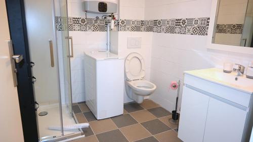 a bathroom with a toilet and a shower and a sink at ODI RENT - Le 60 in Le Blanc-Mesnil