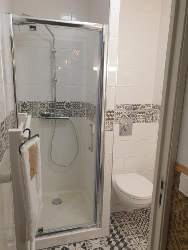 a bathroom with a shower and a toilet at ODI RENT - Le 60 in Le Blanc-Mesnil