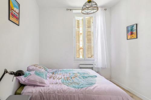une chambre blanche avec un lit avec une fenêtre dans l'établissement MONTOLIEU - T2 à 7mn à pied du Vieux-Port, à Marseille