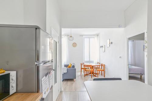 Il dispose d'une cuisine et d'un salon avec un réfrigérateur et une table. dans l'établissement MONTOLIEU - T2 à 7mn à pied du Vieux-Port, à Marseille