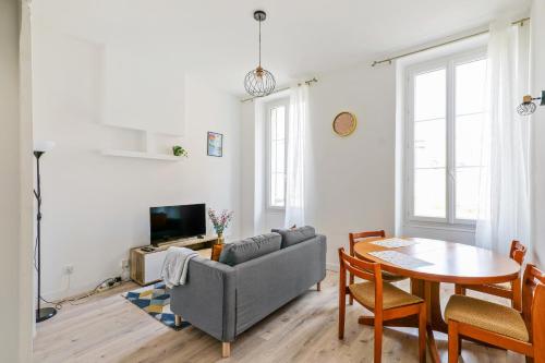 un salon avec un canapé et une table dans l'établissement MONTOLIEU - T2 à 7mn à pied du Vieux-Port, à Marseille