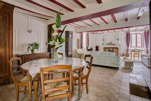 un salon avec une table, des chaises et un canapé dans l'établissement Chateau de Juvardeil, à Juvardeil