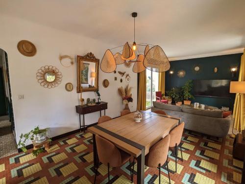 un salon avec une table en bois et un canapé dans l'établissement La Villa Montcalm, à Montpellier