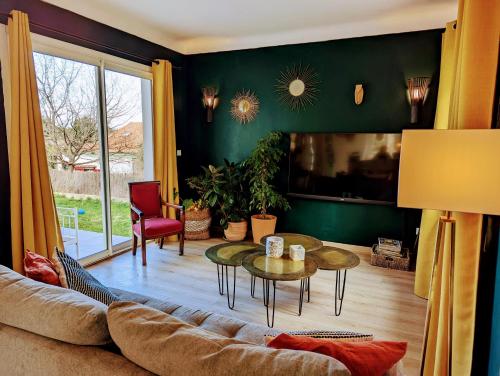 un salon avec un canapé et une table dans l'établissement La Villa Montcalm, à Montpellier