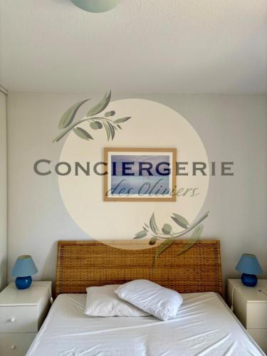 - un panneau au-dessus d'un lit dans une chambre dans l'établissement Duplex La Favière Bormes-les-Mimosas, à Bormes-les-Mimosas