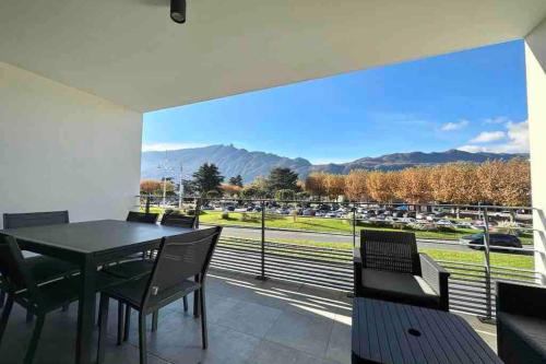 Le Dolce lake beach parking