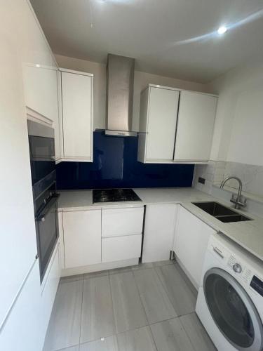 Dapur atau dapur kecil di Good Priced Single Rooms in Northolt