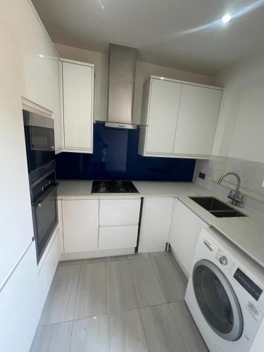 Dapur atau dapur kecil di Good Priced Single Rooms in Northolt