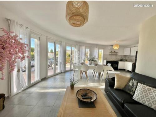 un salon avec un canapé et une table dans l'établissement VILLA ENTIÈRE PORT et PLAGE BANDOL, à Bandol